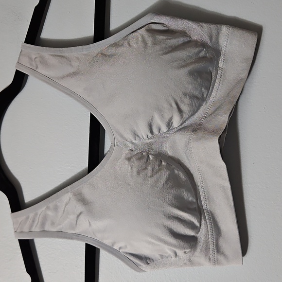 Wacoal Soft Blue Pull Over Stretch Sports Bra With Removable Pads Size 38 - Picture 1 of 9
